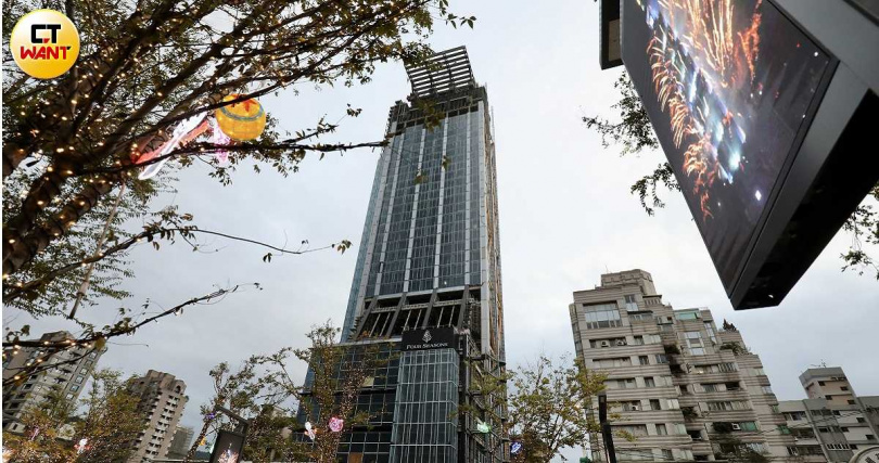 四季酒店已掛上大大招牌,但目前外觀尚未完工,內裝又最花時間,業界推測2026年開幕的機會不大。(圖/方萬民攝)