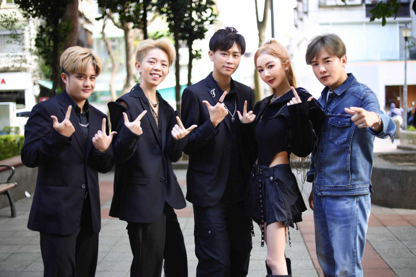 心動宇宙UNV（（左起））、「公益女神」楊婷婭、經紀人歌手金志遙。（圖／心動藝能提供）