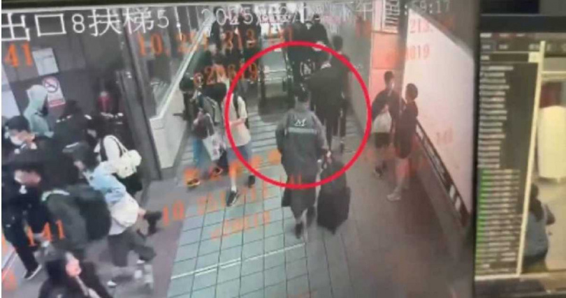 張文平時幾乎不與人接觸，通聯更僅剩客服與廣告來電，案發時穿著灰色雨衣、拉著裝有自製汽油彈行李箱前往北車犯案。（圖／翻攝畫面）