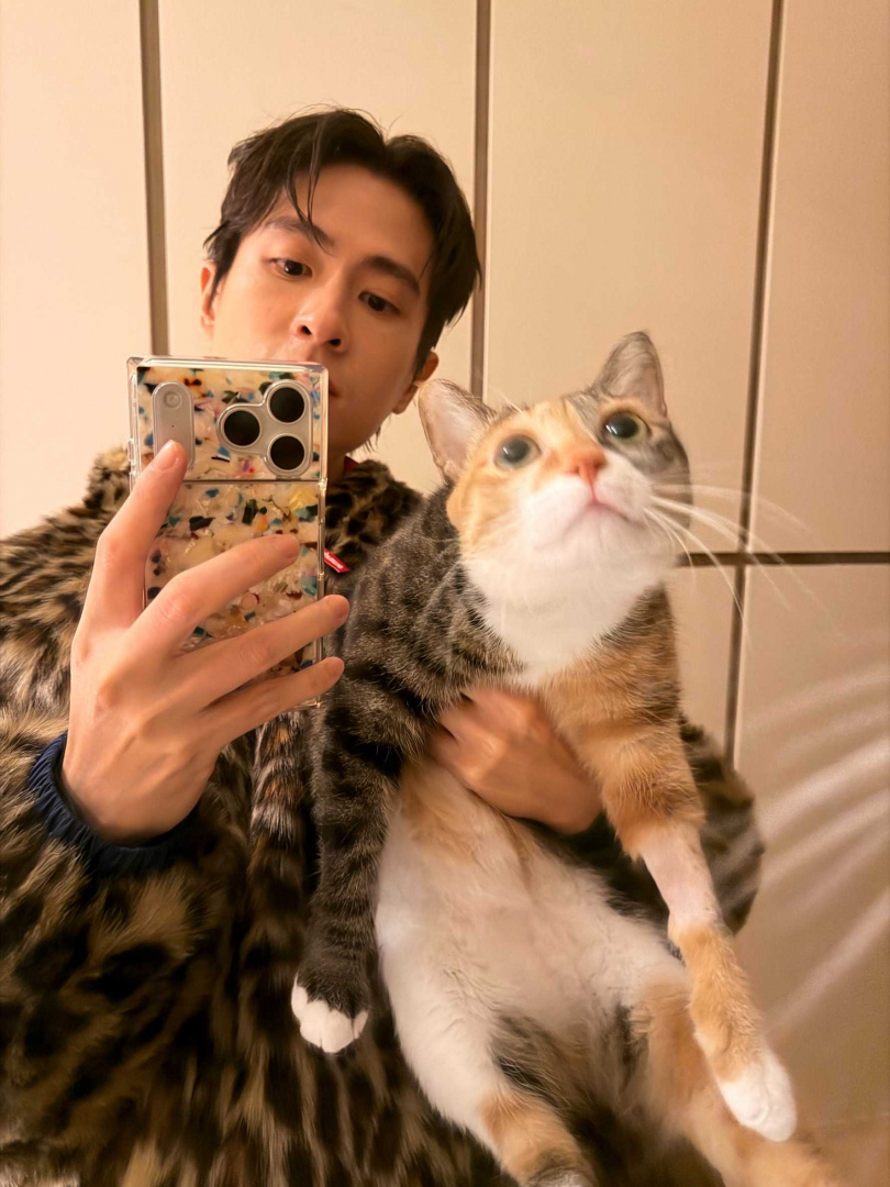 石知田跟他的貓「旺旺」。（圖／百澤娛樂提供）