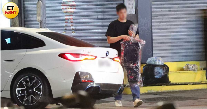 結束遛狗行程後，兩人又前往附近洗衣店，男子下車送洗並取回衣物。（圖／本刊攝影組）