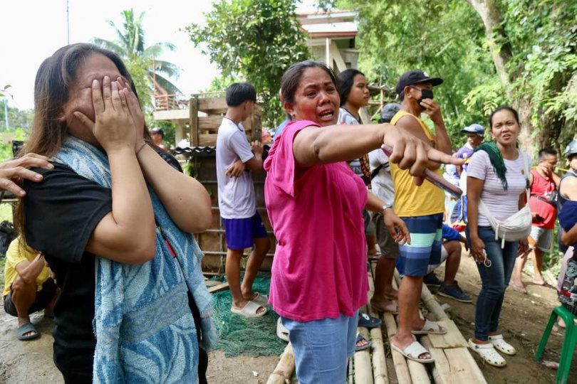 民眾與失聯者家屬聚集現場，焦急關注搜救進度，氣氛哀戚。