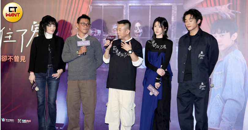 監製蔡意欽（中）驚喜邀請唐綺陽（左）演唱主題曲。（圖／侯世駿攝）