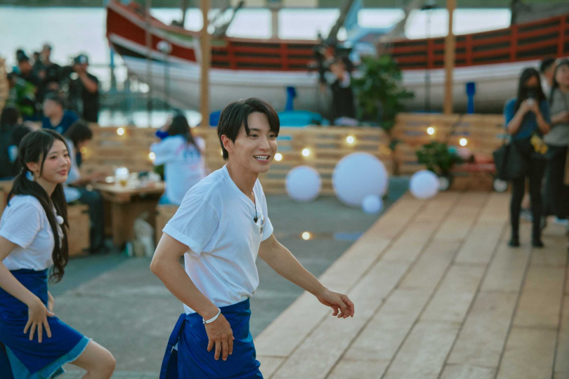 利特招攬現場客人。（圖／客家電視台提供）