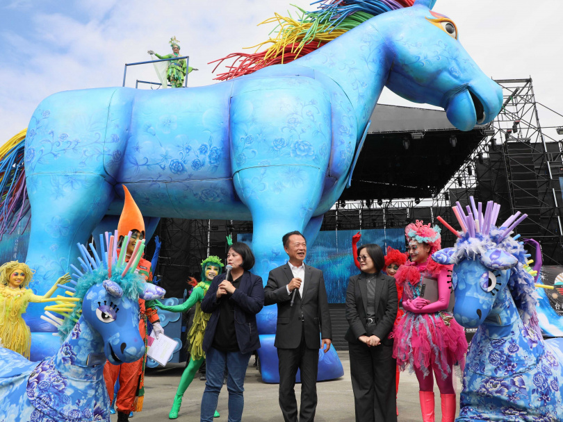 10米高巨型雨馬震撼登場，親子劇燈光秀齊發點亮嘉義。（圖／嘉義縣政府）