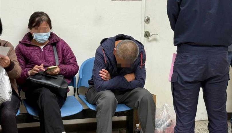 死者父親接獲噩耗趕往殯儀館認屍，情緒悲痛。（圖／報系資料照）