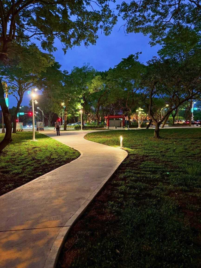 晚間照明具足讓竹北的市西公園成了夜間散步好所在。（圖／翻攝自竹北市公所媒體群組）