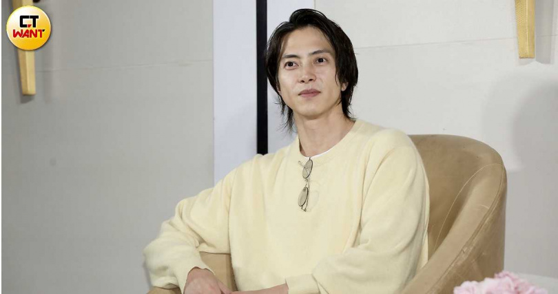 山下智久對臭豆腐不感冒，被推薦嘗試香菜豬血糕。（圖／侯世駿攝）