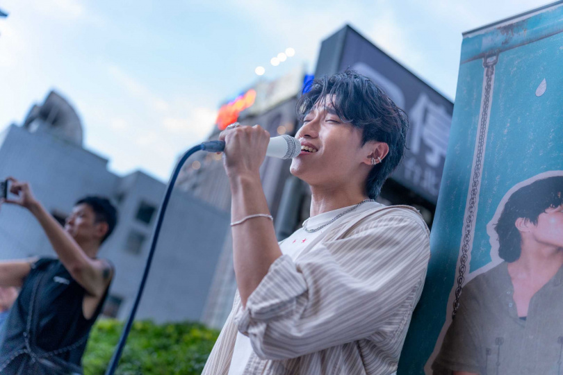 新人歌手陳宇祥憑著原創單曲〈一直下〉掀起網路熱潮。(圖/福茂唱片提供)