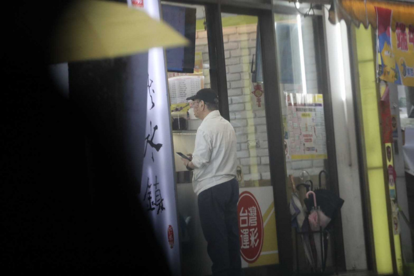 吳乃仁前往店家購物,遭質疑在法院稱「找不到人」期間仍正常外出活動。(圖/ftnn 鋒燦提供)