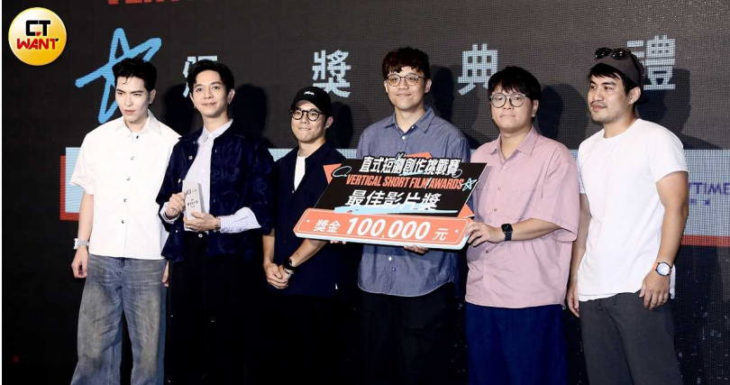 蕭敬騰親自擔任頒獎人,送出10萬元「最佳影片獎」獎金。(圖/侯世駿攝)
