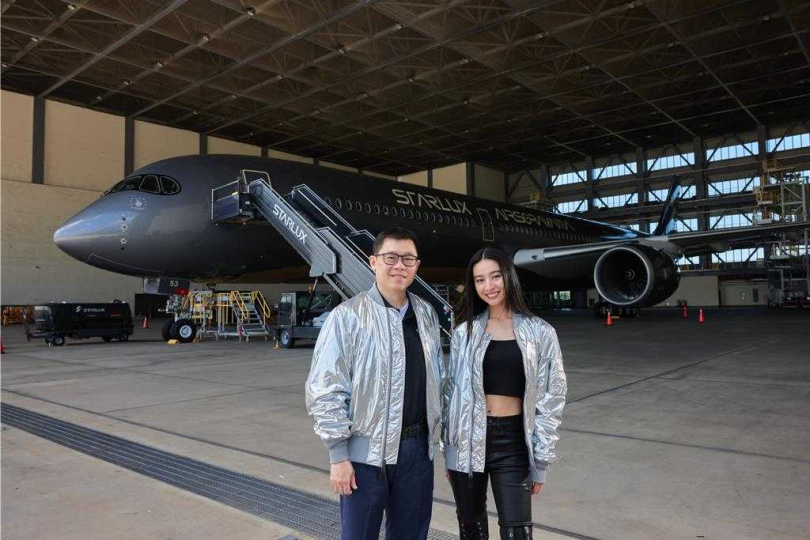 星宇航空藝術機形象大使Kōki來台,由董事長張國煒親自導覽STARLUX AIRSORAYAMA空山銀。(圖/星宇航空提供)