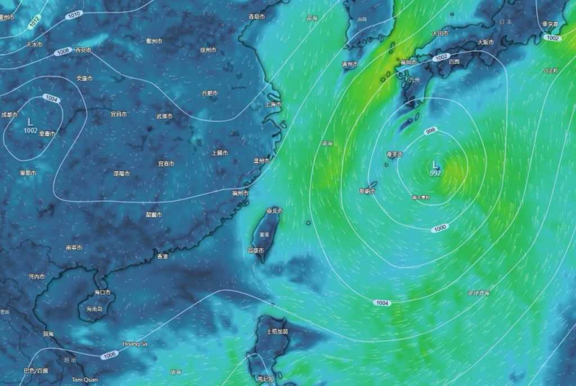 「台灣颱風論壇|天氣特急」表示,首波東北季風冷空氣偏弱,白天仍可達30度,夜晚、清晨約23至24度,平原空曠地區可能降至22度。(圖/翻攝自臉書,台灣颱風論壇|天氣特急)