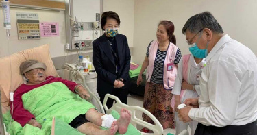 黃珊珊表示母親從除夕住院至今，柯文哲跑完行程也來到醫院親自探視。（圖／截自黃珊珊臉書）