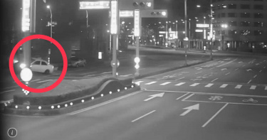 高雄女酒駕撞凹車頭 嚇傻呆坐車上無法動彈
