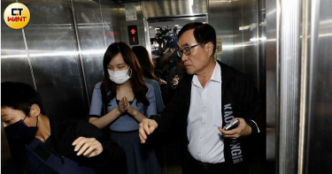 藍軍開票數不理想 韓冰、張善政垮臉現身競總