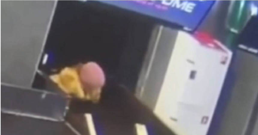 女子消失在塑膠窗簾裡。（圖／翻攝畫面）