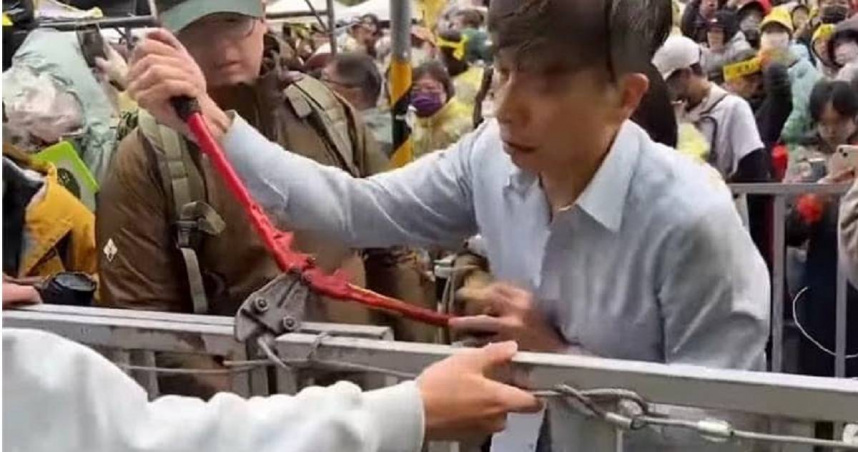 鍾佳濱拿油壓剪破壞立院外護欄。（圖／翻攝徐巧芯臉書）