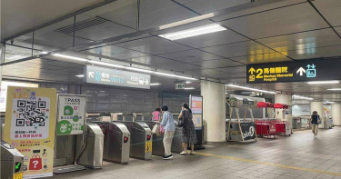 搭乘台北捷運目前僅能使用儲值卡方式，台北捷運公司目前也正進行閘門更新，預計今年10月完成建置，未來民眾搭乘捷運可使用LINE Pay、台灣Pay、Apple Pay和Samsung Pay等，大幅提升便利性。（圖／報系資料照片）