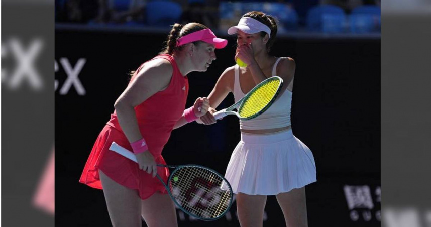 謝淑薇（右）與奧斯塔朋科在澳網女雙4強賽中討論戰術。（圖／美聯社）