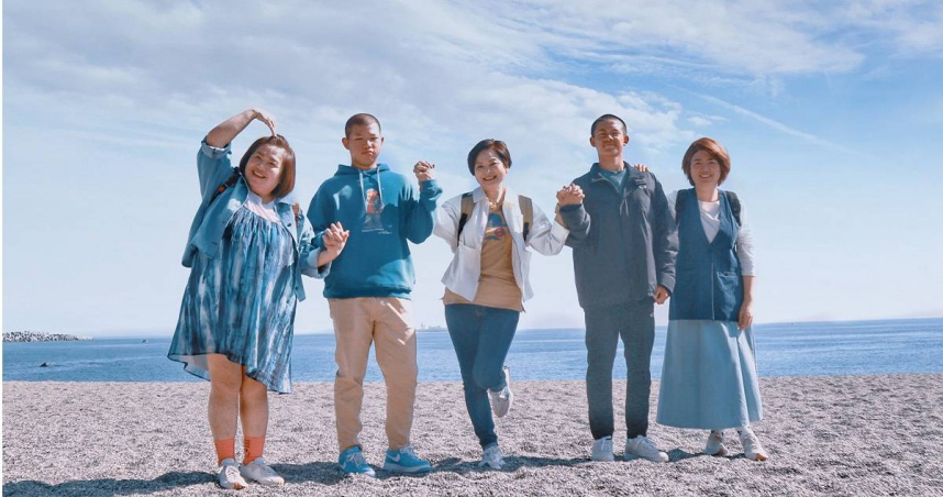 《老少女奇遇記2》在高知採訪兩位棒球小將國善(左2)與喬恩(右2)。（圖／桂田文創提供）