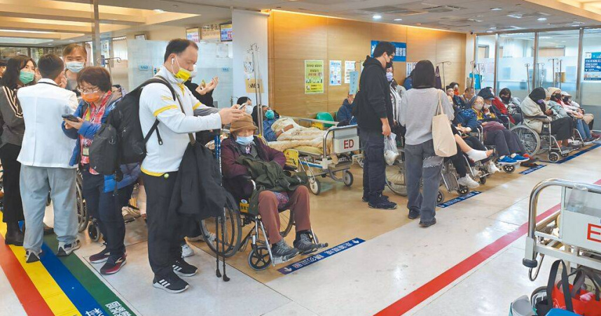 春節後急診人潮不減反增，雙北多家醫學中心10日一度通報滿床；圖為台大醫院急診室內人滿為患。（圖／中國時報陳君瑋攝）