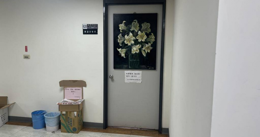 民進黨議員陳怡君議會辦公室於12日早上9時20分遭到士林地檢署檢調搜索，陳怡君隨後趕到辦公室，在10時35分到達辦公室，跟辦公室主任打招呼後，辦公室大門即關上。（圖／張珈瑄攝）