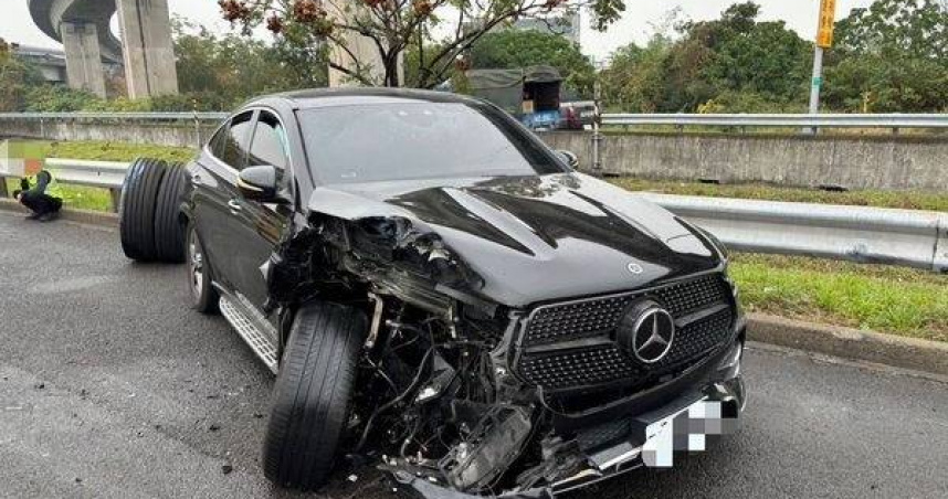 貨車輪胎天降砸中賓士。（ 圖／翻攝畫面）