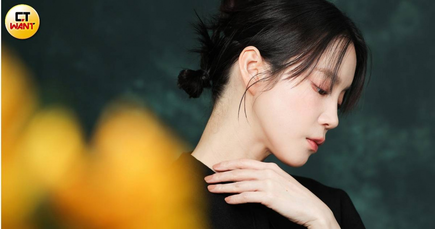 maje 黑色二合一針織洋裝和可拆卸斗篷13,890元、maje 白色方頭皮靴15.590元（圖／林士傑攝）