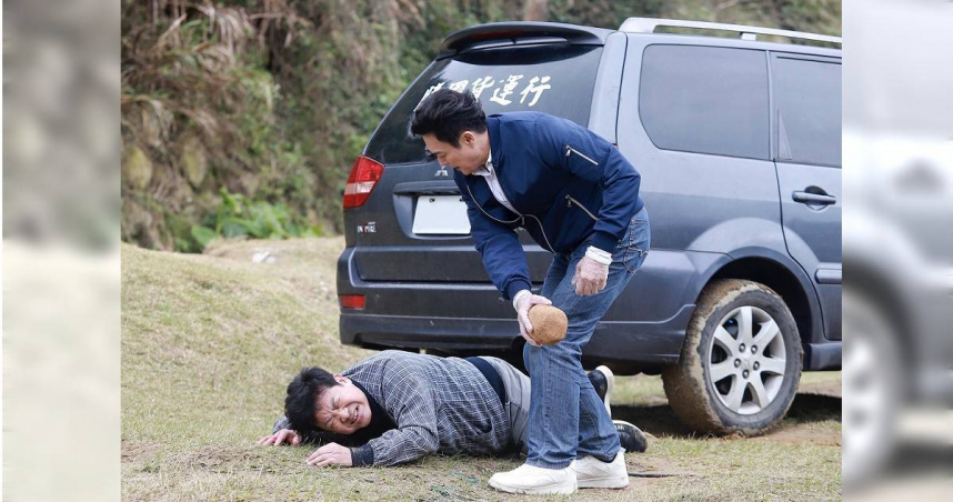 楊慶煌《好運來》角色領便當，遭王燦下毒手。 （圖／民視提供）