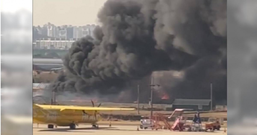 南韓首爾金浦機場附近農田驚傳火警，大量濃煙飄散至機場跑道，所幸並未傳出人員傷亡，航班運營也未受影響。（圖／擷取自X）