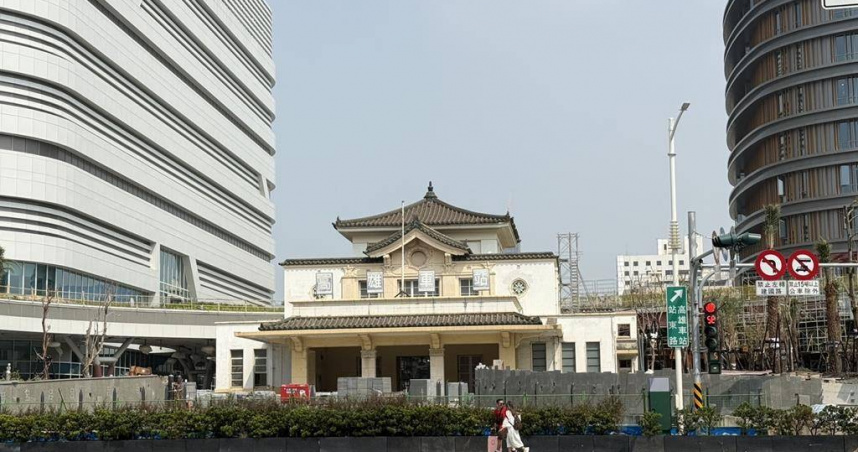 高雄火車站地下層動漫商品店遭竊，一名男子趁店員不注意，連續偷走店內至少3件商品包括動漫盲包、周邊品等共價值4940元，警方立刻擴大調閱監視器影像追查。（圖／報資料畫面）