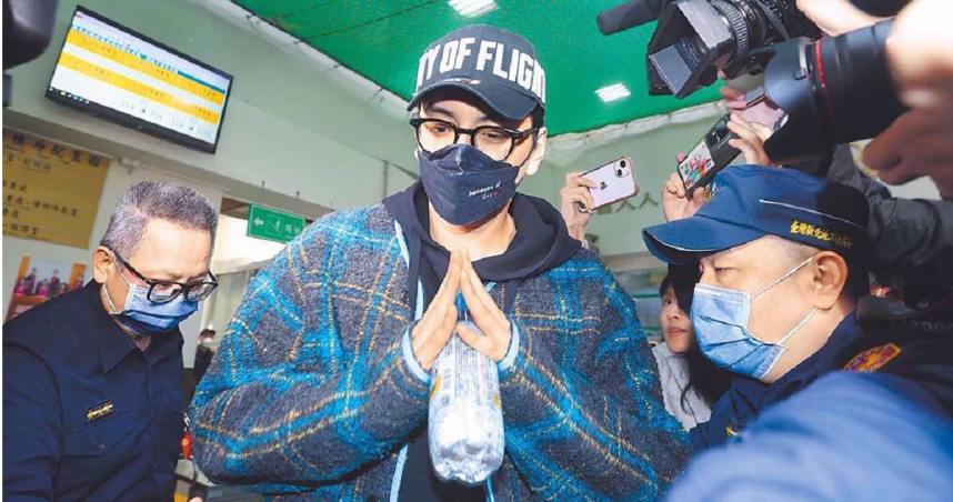 今（4）早警方上門，王大陸一臉茫然表示「你們不是已經來過」，最後得知自己涉嫌「教唆殺人未遂」時，表情茫然且呆滯。（圖／報系資料照）