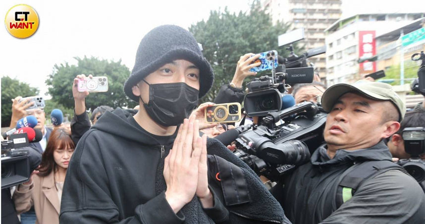 男星王大陸（戴黑口罩）涉及教唆傷害案，今（5）日被以500萬元交保。（圖／趙世勳攝）