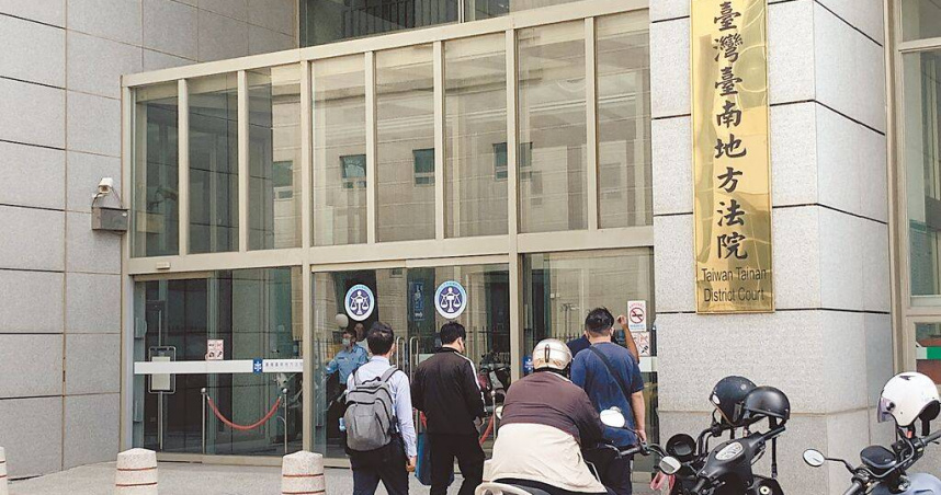 就讀台南某大學進修部的盧姓男大生在該校及台南地檢署女廁內連續偷拍女子如廁畫面被查獲，台南地方法院審理後認定共犯5罪，判決應執行2年2月徒刑。（圖／中國時報郭良傑攝）