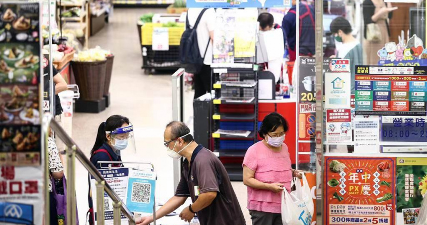 為增加勞工就業機會，勞動部從就業安定基金或就業保險基金研擬多樣性計畫補助事業單位，但卻有受補助業者是違反勞動法令的慣犯，遭質疑不符合公平正義。圖為賣場收銀員。（示意圖／報系資料照）