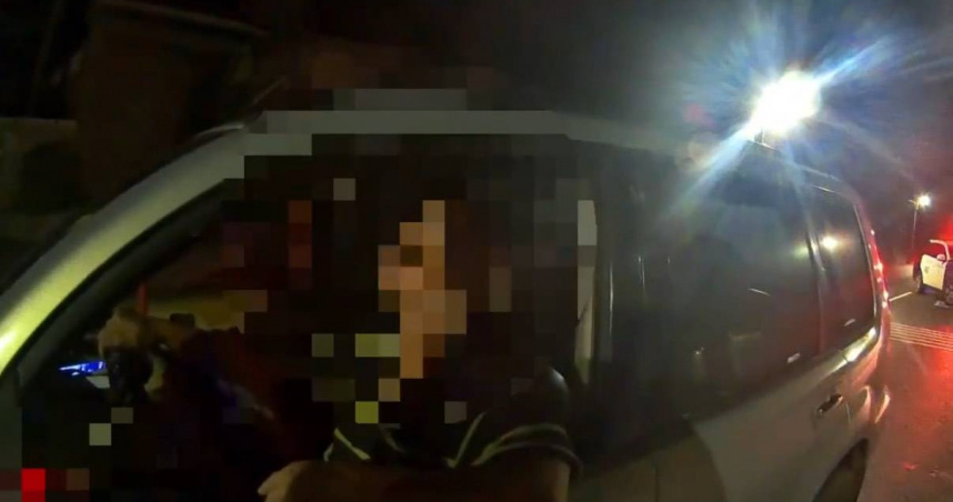 蘆洲警攔檢帶到通緝犯，於車內起獲毒品、吸食器當場送辦。（圖/翻攝畫面）