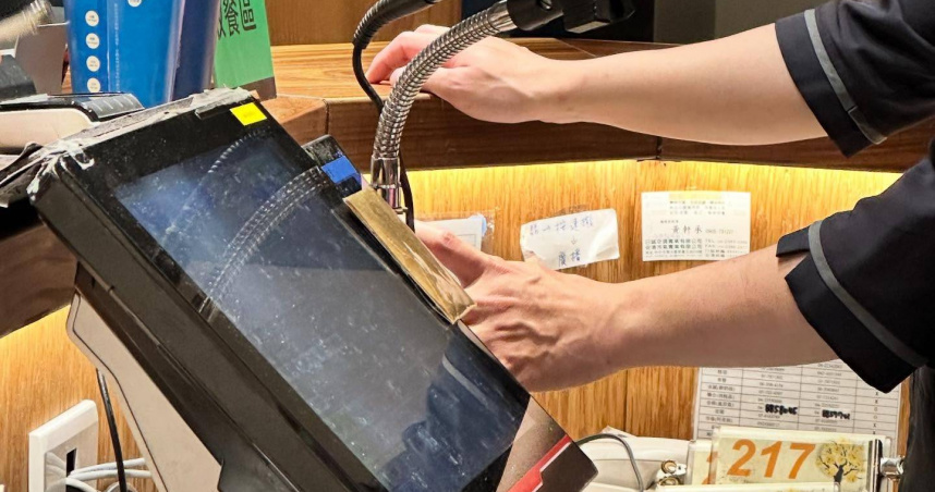 網友抱怨「春水堂」要自己線上點餐後，又到櫃台排隊結帳。（圖／翻攝自Threads）