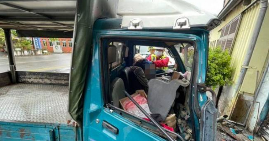 台3線1輛小貨車突自撞民宅鐵門，導致女駕駛受困且意識不清，目前已送醫治療中。（圖／翻攝畫面）