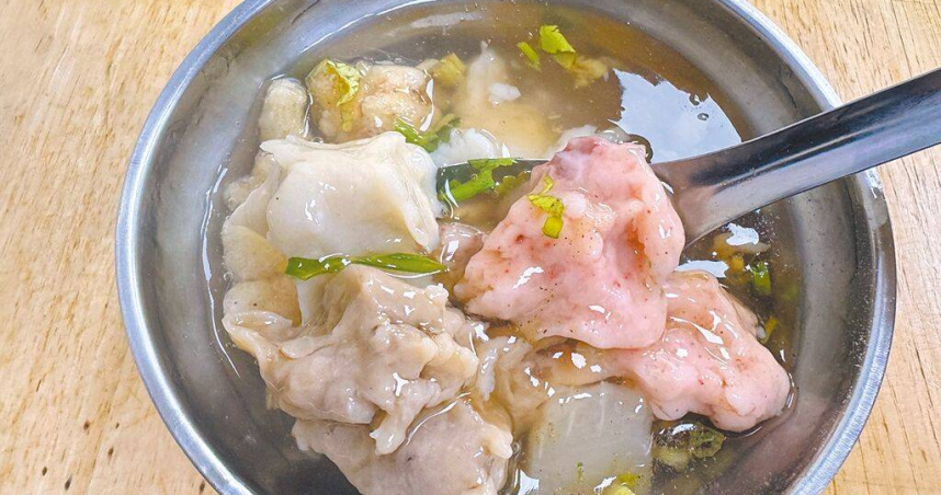 新竹都城隍廟部分小吃店家因魷魚缺貨、價格大漲而暫停供應魷魚，改以綜合魚羹替代，但部分消費者不滿魷魚羹沒有魷魚引發消費爭議，投訴新竹市消保官。（圖／中國時報陳育賢攝）