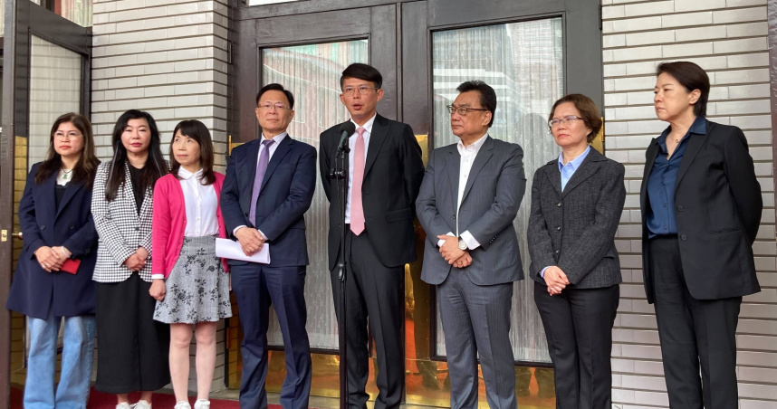 對於民進黨8日再度癱瘓議事，民眾黨團隨即在立院門口舉行記者會，痛批民進黨執政團隊無能、民進黨團監督無心。（圖／張啓楷辦公室提供）