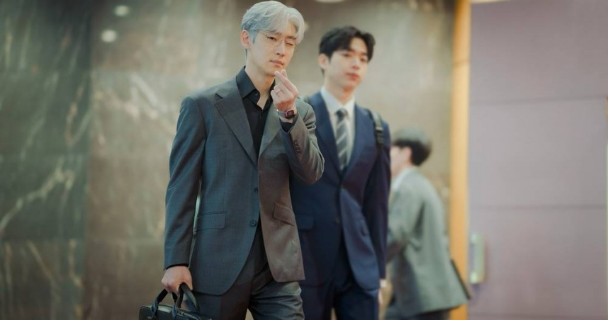 李帝勳非常喜歡比愛心，有愛心匠人封號。（圖／取自李帝勳IG）