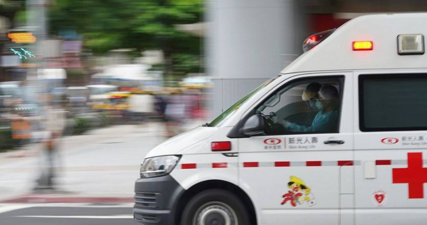 彰化縣員南路高架鐵橋下發生路樹倒塌，豈料女騎士為了閃車撞樹受傷送醫。（示意圖／報系資料照）