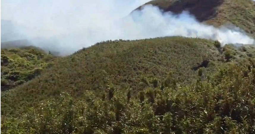 陽明山小油坑遊憩區14日中午驚傳火燒山事故。（圖／翻攝畫面）