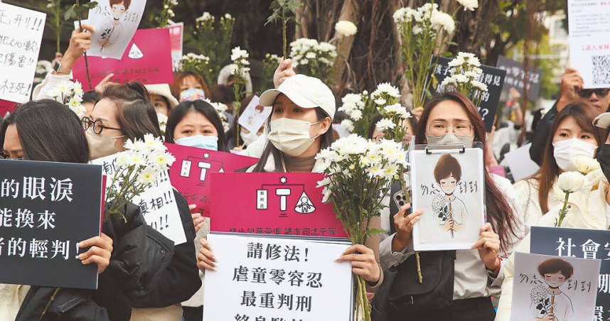 衛福部統計，嬰幼兒受虐比率5年成長至1.2倍，增加2成，受虐案9成發生在家中。圖為民眾手持標語「虐童零容忍」。（圖／報系資料照）