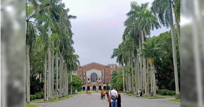 近期全台掀起「大罷免」風潮，連署攤位陸續進入各大專院校。（圖／本報資料照）