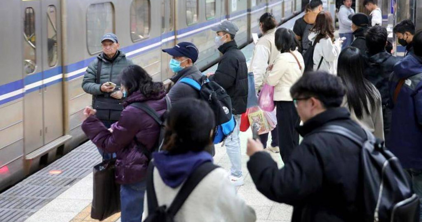 台鐵針對旅客裸落軌意外，斥資近1.5億裝設「纜繩式月台門。（示意圖／報系資料照）