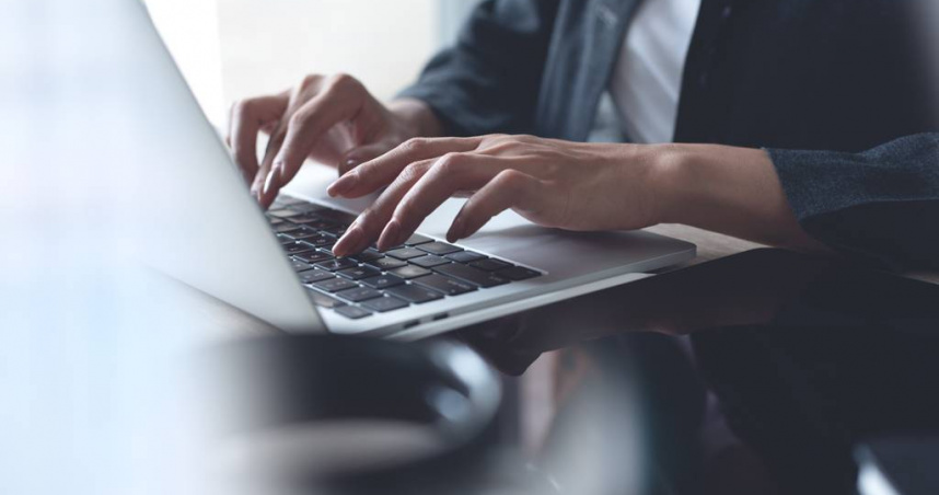 台灣筆電廠商喜傑獅在中華隊於世界12強棒球錦標賽奪冠時，在臉書發起「1個讚折1元」活動，事後反悔跳票，並提告消費者。北市法務局已辦理行政調查，要求喜傑獅撤回訴訟。（示意圖／shutterstock／達志）