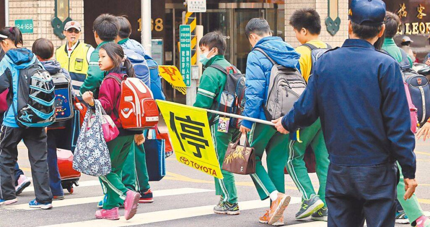 教師執行校園導護工作風險高，長期面臨安全風險、權責不明、人力短缺、高齡化等問題。（圖／報系資料照）