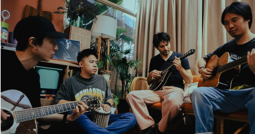 鳳小岳（右2）宣布組成全新樂團「鳳小岳&壓克力柿子」，實現玩團成為主唱的夢想。（圖／鳳小岳&壓克力柿子工作室」提供）